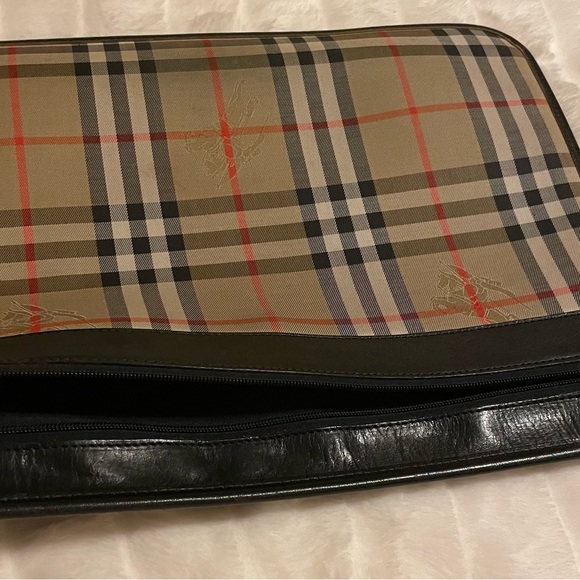 Authentic Burberry logo clutch bag. - Picture 3 of 10